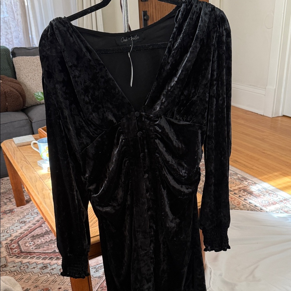 Chic Velvet Long Sleeve Black Dress